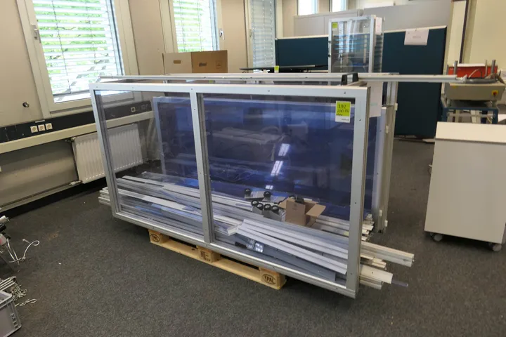 Aluprofil-Einhausung mit Tür Maße in cm ca.: 206 x 85 x 110